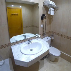 Отель Hostal Boqueria Стандартный номер с различными типами кроватей фото 3