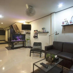 Отель Yasinee Guesthouse Бангкок интерьер отеля