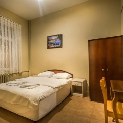 Yeni Hotel Стандартный номер с двуспальной кроватью (общая ванная комната) фото 3