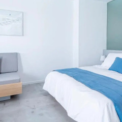 Отель Alti Santorini Suites Люкс с различными типами кроватей фото 8