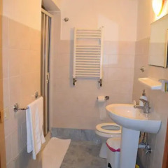 Român Holidays Hostel Стандартный номер с 2 отдельными кроватями (общая ванная комната) фото 5
