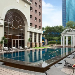 Отель Orchard Parksuites бассейн