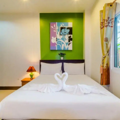 Отель Baan Yuyen Karon Guesthouse 2* Улучшенный номер разные типы кроватей фото 28