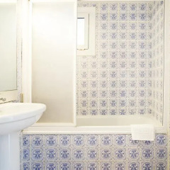 Отель Fira Guest House ванная