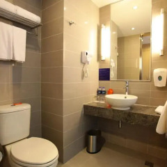 Отель Holiday Inn Express Shanghai New Hongqiao 3* Стандартный номер с двуспальной кроватью