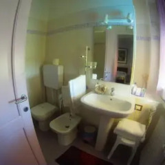 Отель B&B Desenzano Стандартный номер с различными типами кроватей фото 9