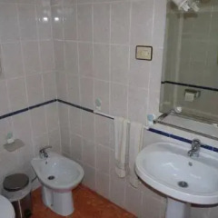 Отель Hostal Alboran 2* Стандартный номер с различными типами кроватей фото 6