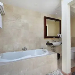 Отель Best Western Kuta Villa 3* Улучшенный номер с различными типами кроватей фото 8