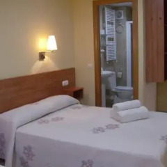 Отель Hostal Sant Sadurní Стандартный семейный номер с двуспальной кроватью