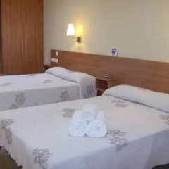 Отель Hostal Sant Sadurní Стандартный семейный номер с двуспальной кроватью фото 2