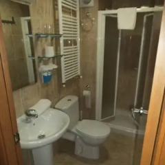 Отель Hostal Sant Sadurní Стандартный семейный номер с двуспальной кроватью фото 4