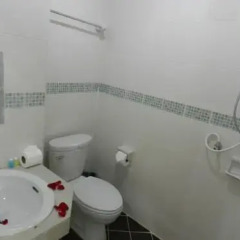 Отель Baan Prasert Guesthouse Стандартный номер с различными типами кроватей