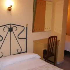 Отель Hostal Residencia Fernandez Стандартный номер с двуспальной кроватью (общая ванная комната)