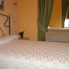 Отель Hostal Residencia Fernandez Стандартный номер с различными типами кроватей