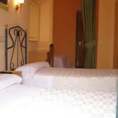 Отель Hostal Residencia Fernandez Стандартный номер с двуспальной кроватью (общая ванная комната) фото 3