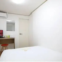 Отель K-POP GUESTHOUSE Seoul Station 2* Стандартный номер с двуспальной кроватью (общая ванная комната) фото 5