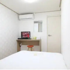 Отель K-POP GUESTHOUSE Seoul Station 2* Стандартный номер с двуспальной кроватью (общая ванная комната) фото 4