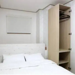 Отель K-POP GUESTHOUSE Seoul Station 2* Стандартный номер с двуспальной кроватью (общая ванная комната)