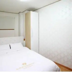 Отель K-POP GUESTHOUSE Seoul Station 2* Стандартный номер с двуспальной кроватью (общая ванная комната) фото 6