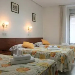 Отель Hostal Faustino Стандартный номер с различными типами кроватей фото 9