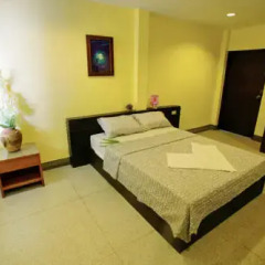 Sri Krungthep Hotel 2* Улучшенный номер с различными типами кроватей фото 3
