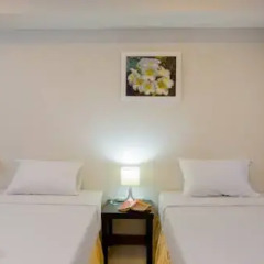 Отель Eing Lay Beach Guest House 2* Стандартный семейный номер с двуспальной кроватью фото 5