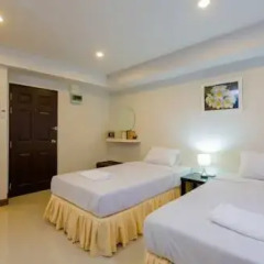Отель Eing Lay Beach Guest House 2* Стандартный семейный номер с двуспальной кроватью фото 3