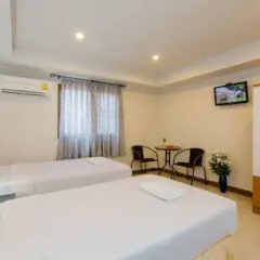 Отель Eing Lay Beach Guest House 2* Стандартный семейный номер с двуспальной кроватью фото 8