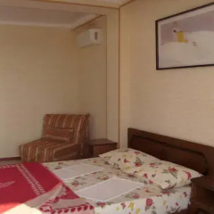 Гостиница Mirnaya Guest House Стандартный семейный номер с двуспальной кроватью фото 4
