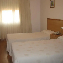 Hotel Reyes de León 2* Стандартный номер с двуспальной кроватью