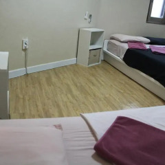 Отель SP@Itaewon Guesthouse 2* Стандартный семейный номер с двуспальной кроватью фото 5