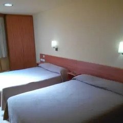 Отель Hostal Sant Sadurní Стандартный семейный номер с двуспальной кроватью фото 5
