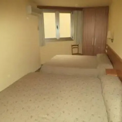 Отель Hostal Sant Sadurní Стандартный семейный номер с двуспальной кроватью фото 3