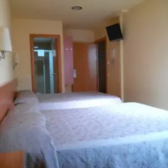 Отель Hostal Sant Sadurní Стандартный семейный номер с двуспальной кроватью фото 7