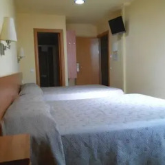 Отель Hostal Sant Sadurní Стандартный семейный номер с двуспальной кроватью фото 6