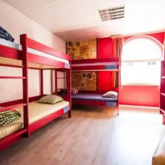 Red Emperor Hostel&bar Кровать в общем номере с двухъярусной кроватью