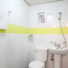Отель K-POP GUESTHOUSE Seoul Station 2* Стандартный номер с двуспальной кроватью (общая ванная комната) фото 8