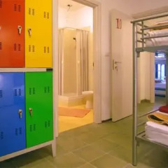 Hostel Colours Кровать в мужском общем номере с двухъярусной кроватью