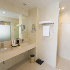 Отель Ramada by Wyndham Phuket Deevana Patong Номер Делюкс с двуспальной кроватью фото 3