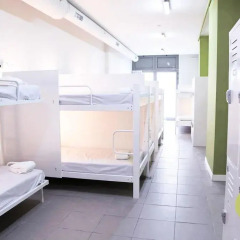 Отель Hola Hostal Eixample Кровать в общем номере с двухъярусной кроватью фото 4