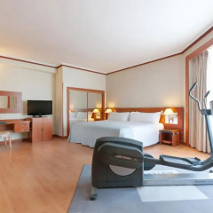 Hotel Madrid Plaza de Espana managed by Melia сейф в номере