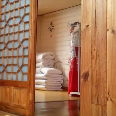 Отель Yeonwoo Guesthouse Стандартный семейный номер с двуспальной кроватью фото 5