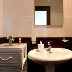 Отель Family & Friends Guest house ванная