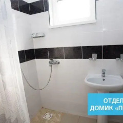 Гостиница Holiday Home On Krasnozelenykh в Анапе отзывы, цены и фото номеров - забронировать гостиницу Holiday Home On Krasnozelenykh онлайн Анапа ванная