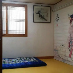 Отель Yeonwoo Guesthouse Стандартный семейный номер с двуспальной кроватью фото 14