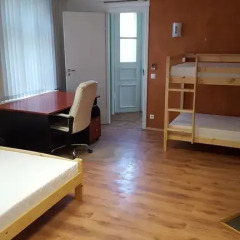 Sakala Hostel Стандартный семейный номер с разными типами кроватей фото 10