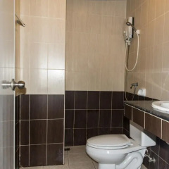 Отель Patong Bay Guesthouse 2* Улучшенный номер с различными типами кроватей фото 17