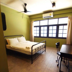 Niras Bankoc Cultural Hostel Стандартный номер с двуспальной кроватью (общая ванная комната)