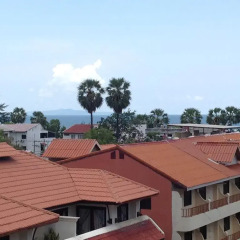 Отель Jomtien Beach Guesthouse Паттайя бассейн