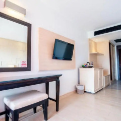 Отель Sea Breeze Jomtien Resort 4* Улучшенный номер с различными типами кроватей фото 12